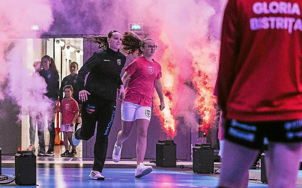« Mon petit frère m’a vu à la télé et a demandé : “qu’est-ce qu’elle fait là ?” » : Lisa Joyet-Bondu, gardienne du centre de formation, raconte ses débuts avec les pros du Brest Bretagne Handball